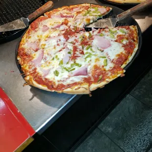 40min wait for 2 pizzas. 30 ppl staring n waiting