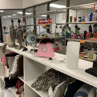 Kitchen, pillows, lamps