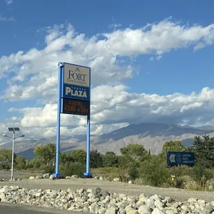 a sign for fort independence