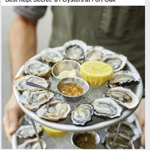 $1 oysters on Monday / Happy hour