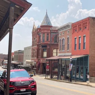 Foot traffic shopping and also lots of trolley stops for on and off opportunities