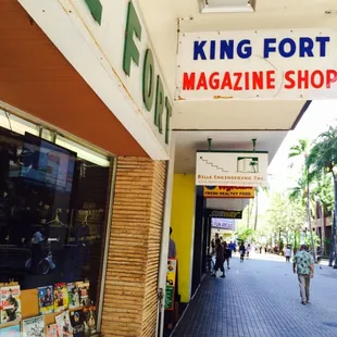An old favorite- da magazine store, before internet!