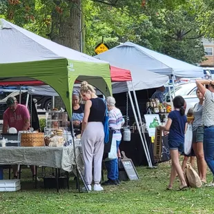 a large group of people shopping