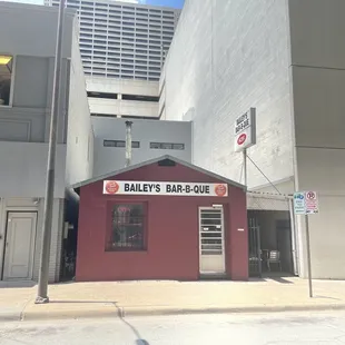 a view of the outside of the building