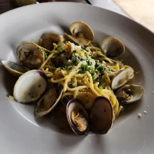 Clams and spaghetti in white wine butter sauce, very delicious! Clams very fresh.