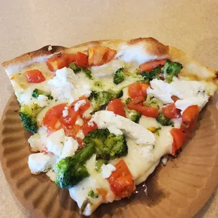 Delicious white pizza while broccoli, Ricotta and tomato!