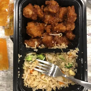 General Tso&apos;s chicken combo dinner