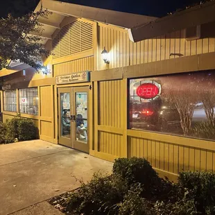 the outside of the restaurant