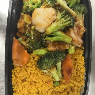 Shrimp and scallops with broccoli Combination