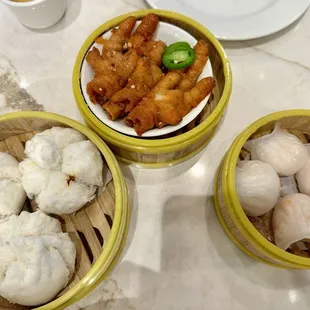 Chicken feet, steamed pork dumplings and hargow