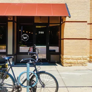 a bicycle parked in front of a coffee shop