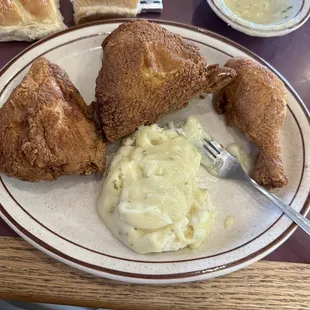 Fried Chicken with Mashed Potato&apos;s and Gravy