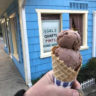 a hand holding an ice cream cone