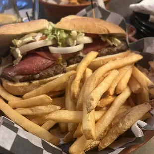 The Ultimate Fosters Burger. I will be back to get this again. It was cooked well and tasted amazing. Compliments to the chef&apos;s.
