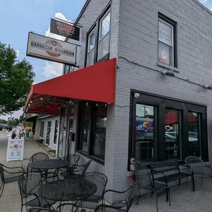 Corner side shared with the restaurant