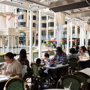 Outdoor dining in Georgetown