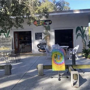 Super cute front/ outside sitting