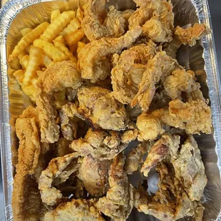 A combo tray of soft crabs, fried shrimp, couple fish and some french fries. Delicious!!!