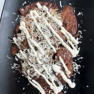 Plantains and shredded pork with crema