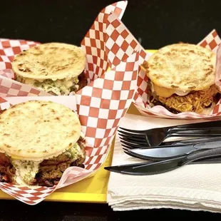 Arepa de pollo y de carne deliciosa comida