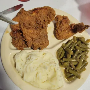 White meat fried chicken, creamed potatoes and green beans