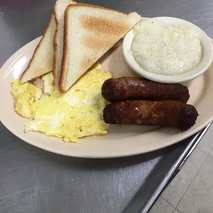 Scrambled eggs, link sausage &amp; grits