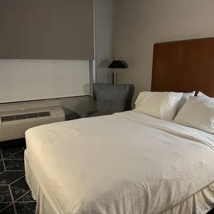 Queen bed. One of two in the room, but like crap was on the other one.