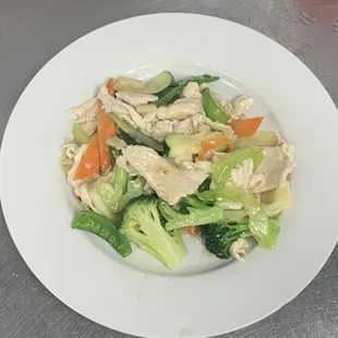 a plate of chicken, broccoli and carrots