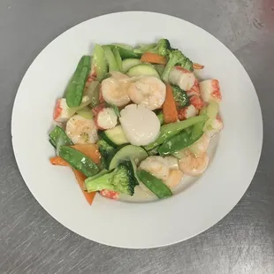 a plate of shrimp and vegetables