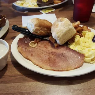 a plate of breakfast food
