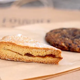 Meyer Lemon Shortbread ($2.25) - really dry, felt old. Not good.