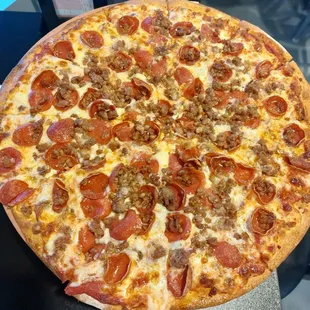 Large pepperoni &amp; sausage pizza
