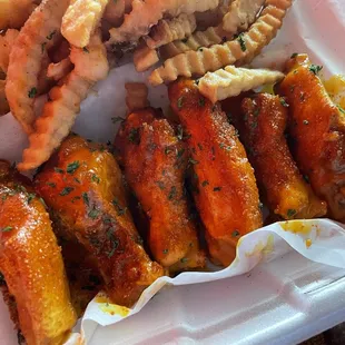 6 PARTY WINGS W/ FRIES &amp; DRINK. Fowl Play sauce was weak af man.