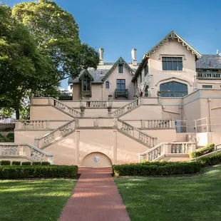 Fowler House Mansion provides a grand and opulent location ideal for weddings, business retreats, private, and family events.