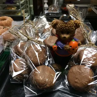 Do you like Macaroons? We love them! They make a nice edible party favor.