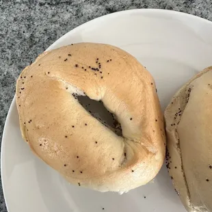 Poppy seed bagels with little to no coverage. Seeds don&apos;t stick to the bagel at all.