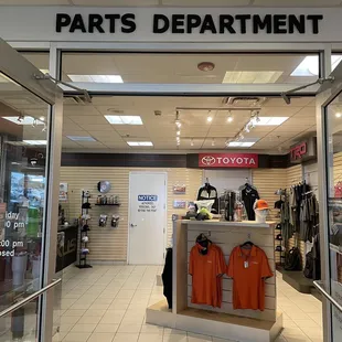 Merchandise store while you wait for services. Actually, high quality Nike, Callaway, Adidas etc. I bought a nice professional TRD Polo.