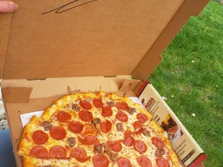 Tom's Pizza And Restaurant