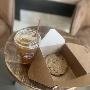 Peach lemonade iced tea + chocolate chip cookie