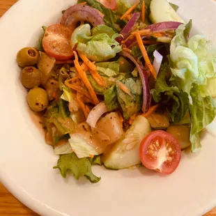 Super fresh and crisp side salad. Very good.