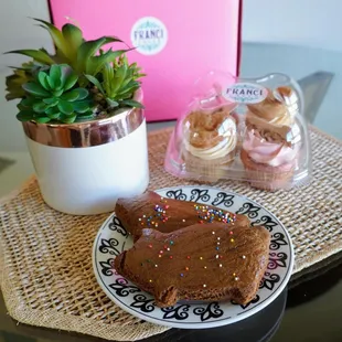 Puerquito Pan dulce with the Duvalín and Churro cupcake