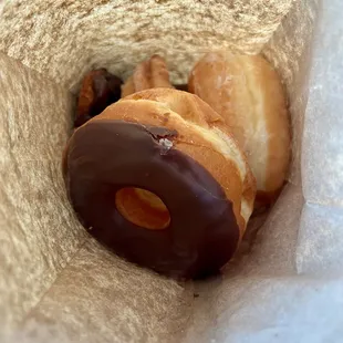 Chocolate Old Fashioned, Old Fashioned, Glazed, and Chocolate Raised.