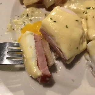 Eggs Benedict.....look at this thick slice of ham! OMG! Awesome