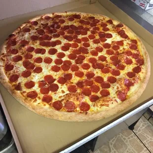 Giant pizza 28&quot; comes with a soda and 1 top