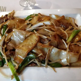 Chili Beef Chow Fun*