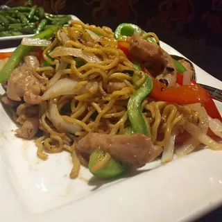 Hunan Chicken Chow Mein*