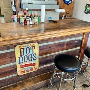 ows a hot dog sign on a bar