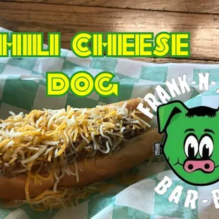 ows a chili cheese dog
