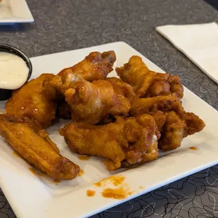 Chicken wings in medium spiced buffalo sauce. Not sure how much it cost as my friend ordered it.