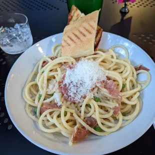 Pasta with prosciutto and peas